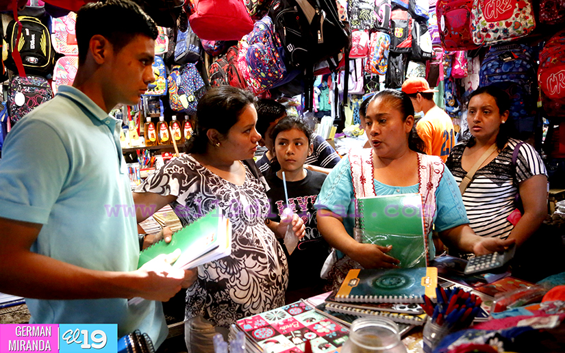 Población continúa adquiriendo productos escolares
