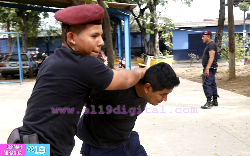 Capacitan a agentes policiales