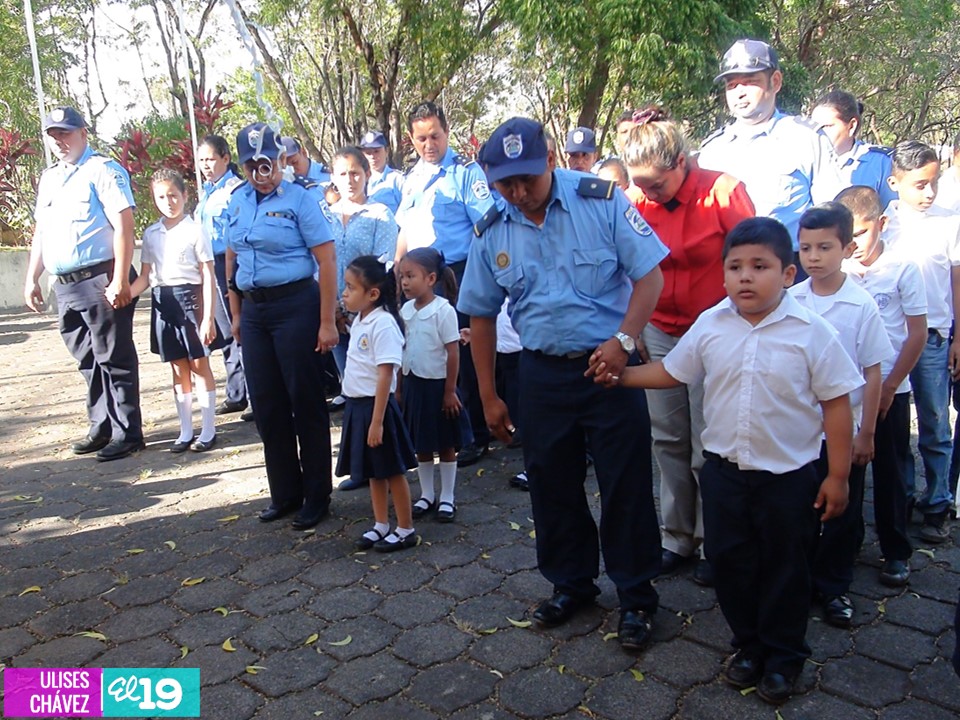 Hijos de Policías reciben mochilas escolares en el departamento de Granada
