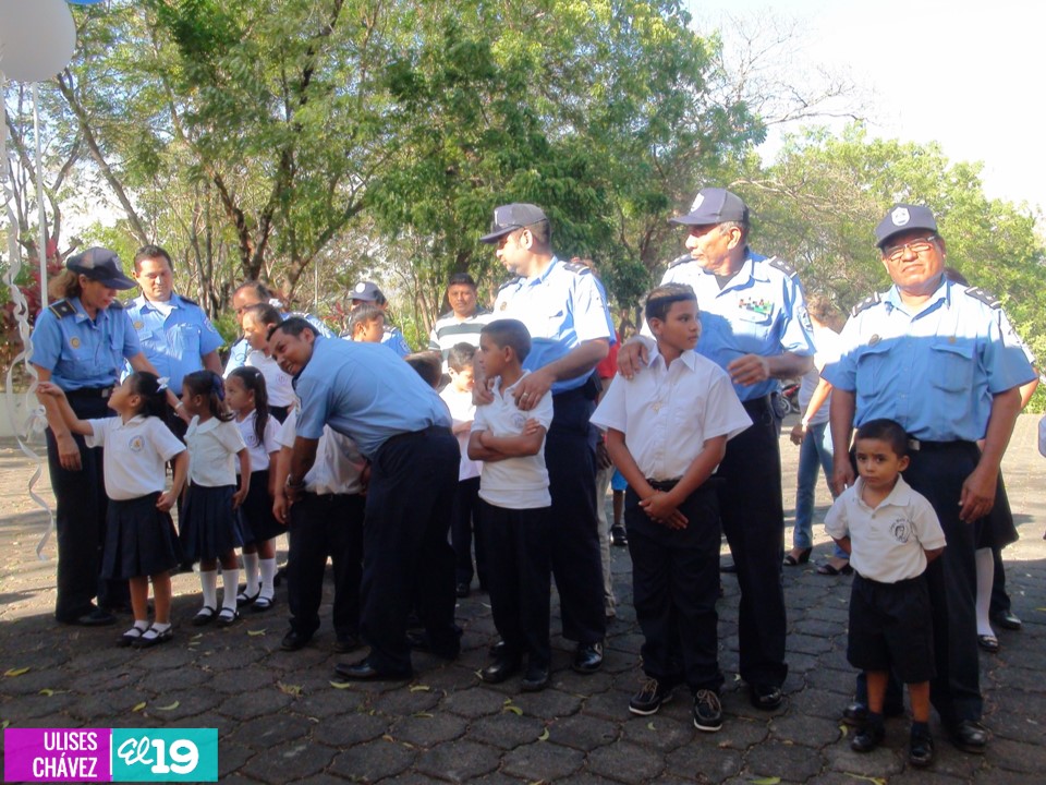 Hijos de Policías reciben mochilas escolares en el departamento de Granada