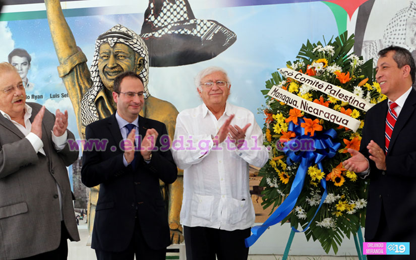 Comité de Palestina ONU deposita ofrenda floral en monumento a Yasser Arafat