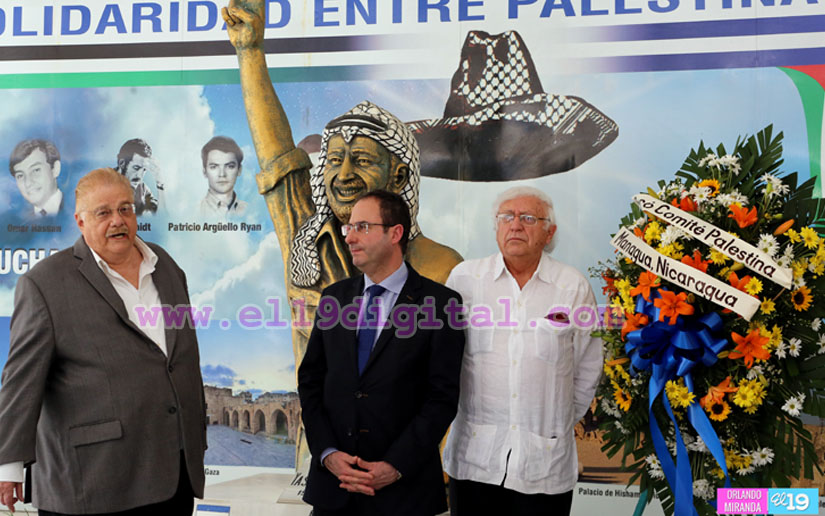 Comité de Palestina ONU deposita ofrenda floral en monumento a Yasser Arafat