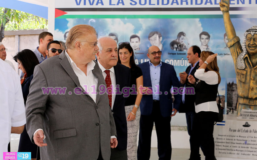 Comité de Palestina ONU deposita ofrenda floral en monumento a Yasser Arafat