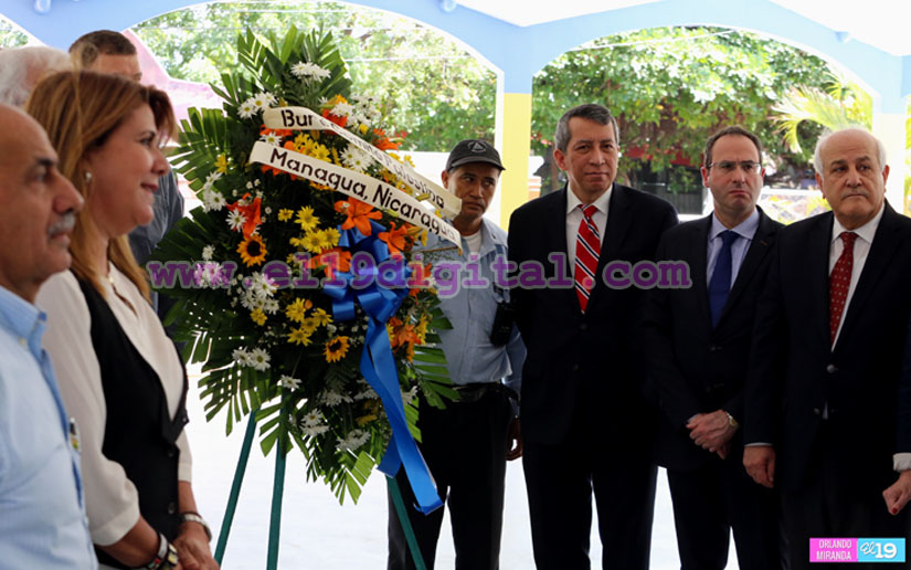 Comité de Palestina ONU deposita ofrenda floral en monumento a Yasser Arafat