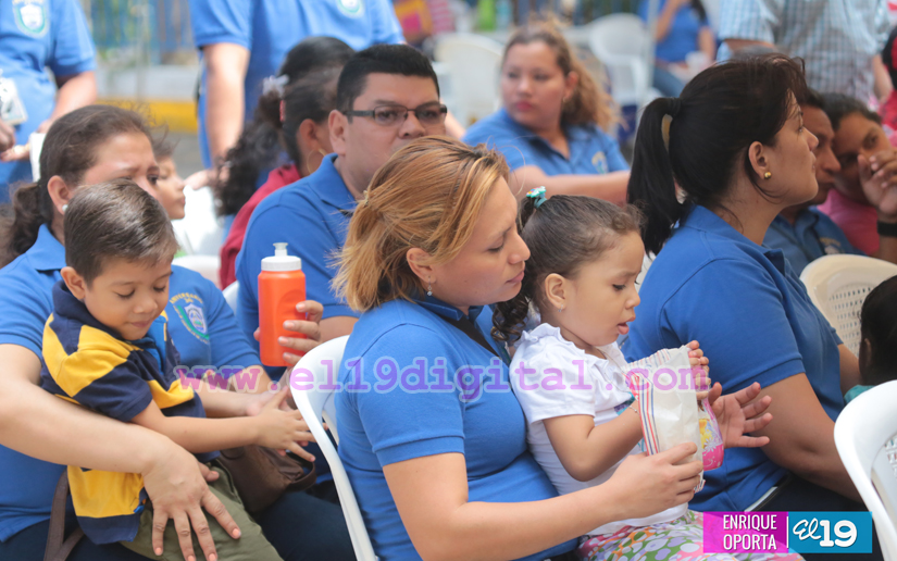 Entregan paquetes escolares a hijos de trabajadores de Migración y de la sede central de Migob
