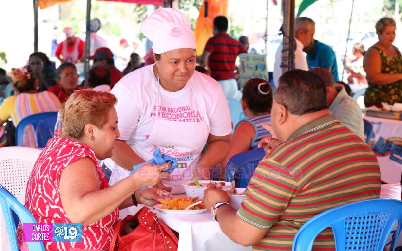 Feria del Mar seduce con sus comidas a las familias nicaragüenses