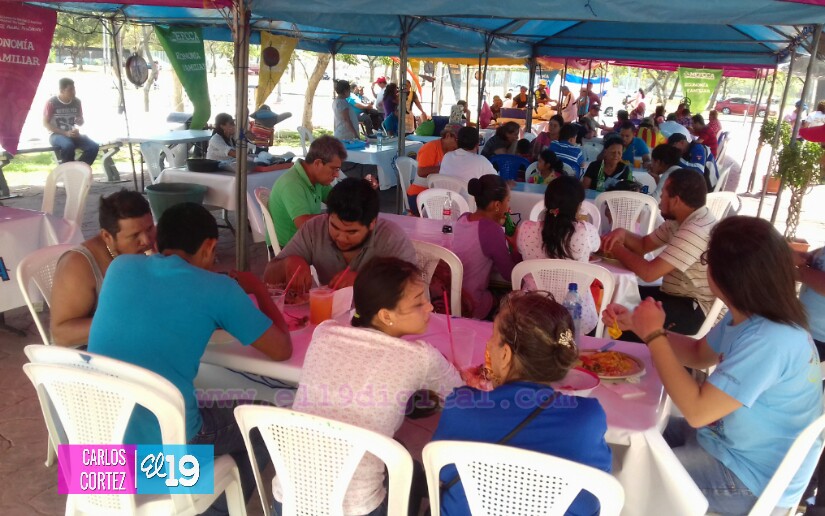 Feria del Mar seduce con sus comidas a las familias nicaragüenses