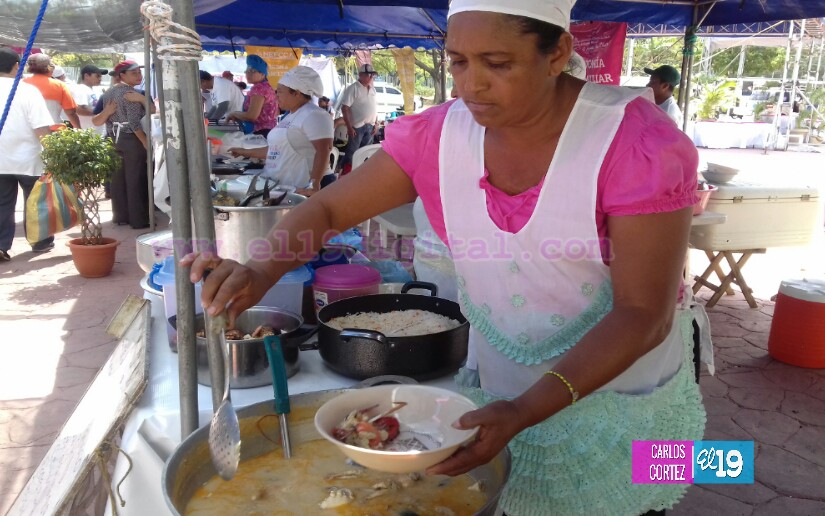 Feria del Mar seduce con sus comidas a las familias nicaragüenses