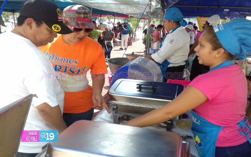 Feria del Mar seduce con sus comidas a las familias nicaragüenses