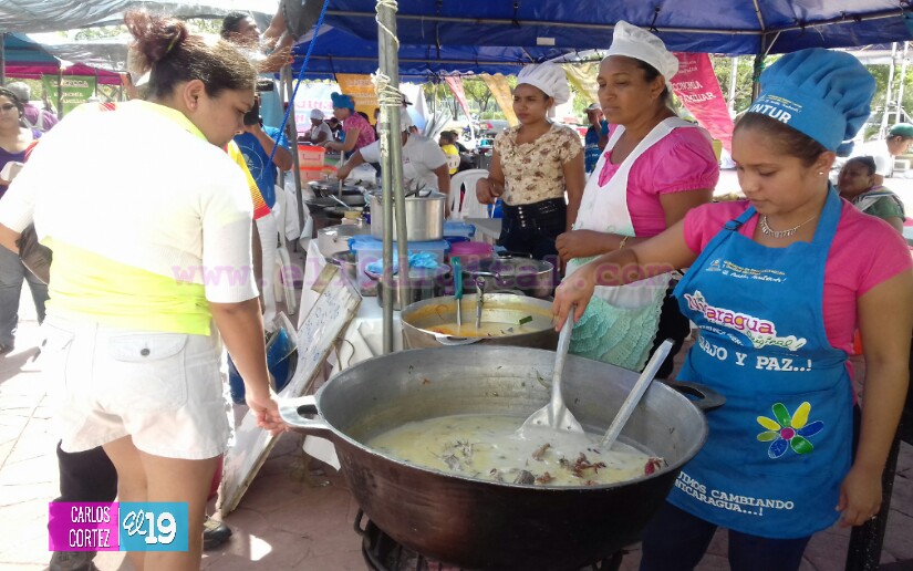 Feria del Mar seduce con sus comidas a las familias nicaragüenses