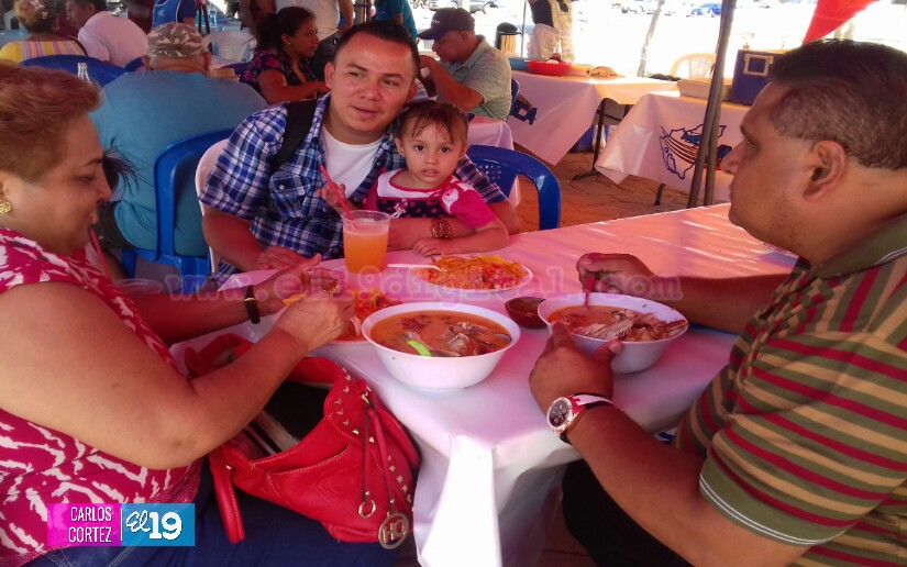 Feria del Mar seduce con sus comidas a las familias nicaragüenses