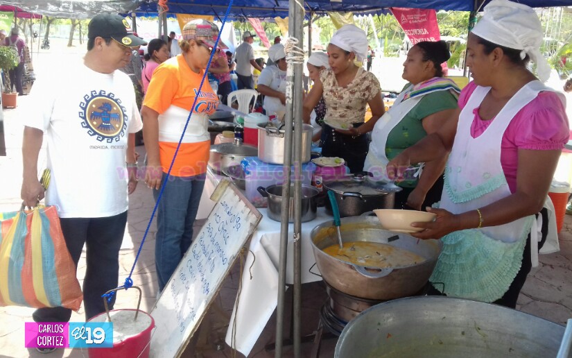 Feria del Mar seduce con sus comidas a las familias nicaragüenses