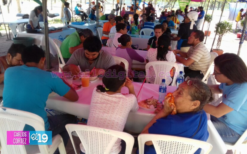 Feria del Mar seduce con sus comidas a las familias nicaragüenses