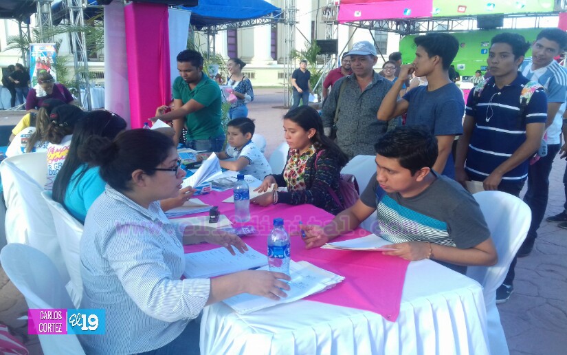 Estudiantes buscan cumplir sus metas en la Feria de Becas de la Plaza 22 de Agosto