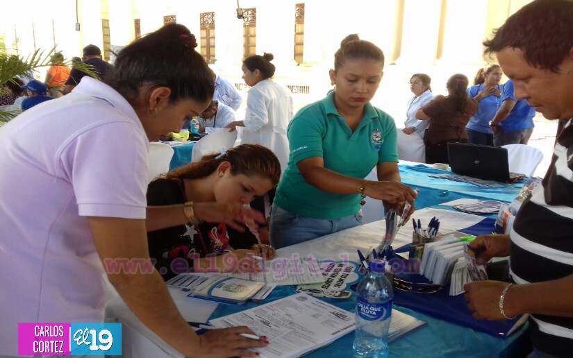 Estudiantes buscan cumplir sus metas en la Feria de Becas de la Plaza 22 de Agosto