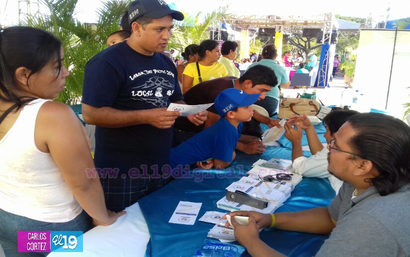 Estudiantes buscan cumplir sus metas en la Feria de Becas de la Plaza 22 de Agosto
