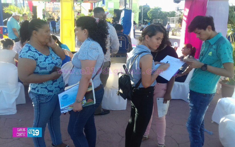 Estudiantes buscan cumplir sus metas en la Feria de Becas de la Plaza 22 de Agosto