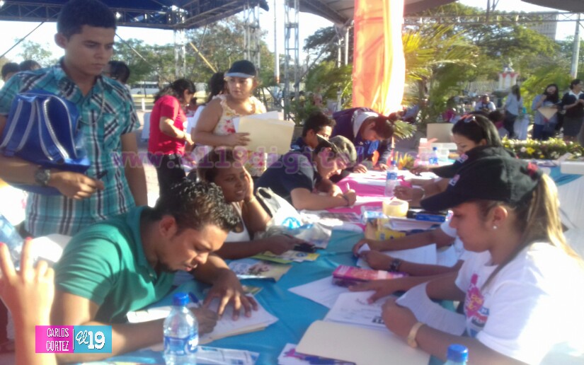 Estudiantes buscan cumplir sus metas en la Feria de Becas de la Plaza 22 de Agosto