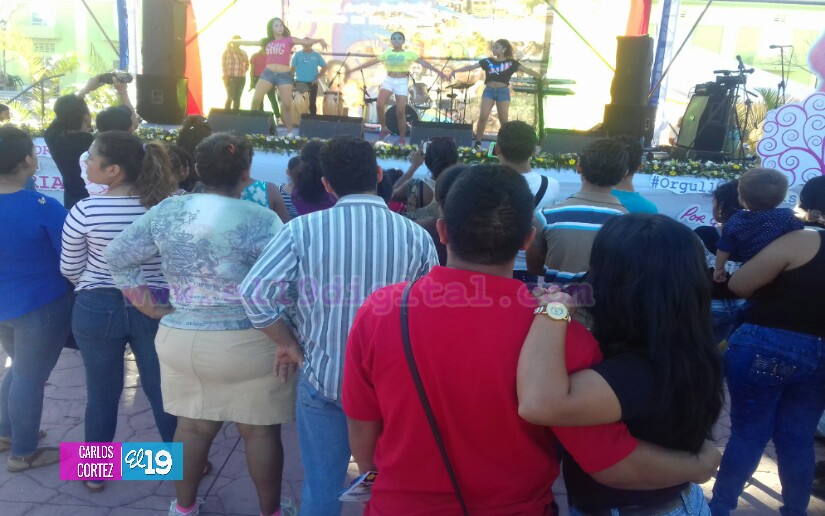 Estudiantes buscan cumplir sus metas en la Feria de Becas de la Plaza 22 de Agosto