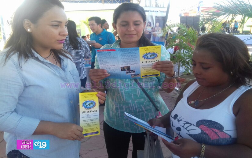 Estudiantes buscan cumplir sus metas en la Feria de Becas de la Plaza 22 de Agosto