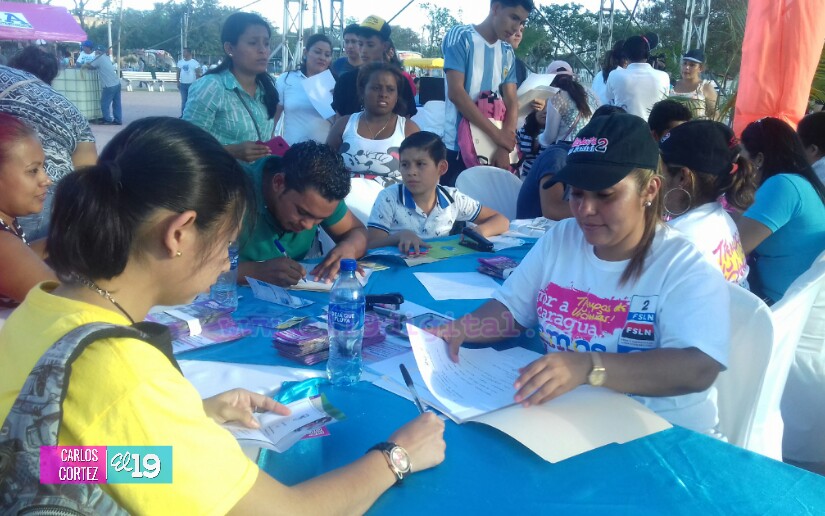 Estudiantes buscan cumplir sus metas en la Feria de Becas de la Plaza 22 de Agosto