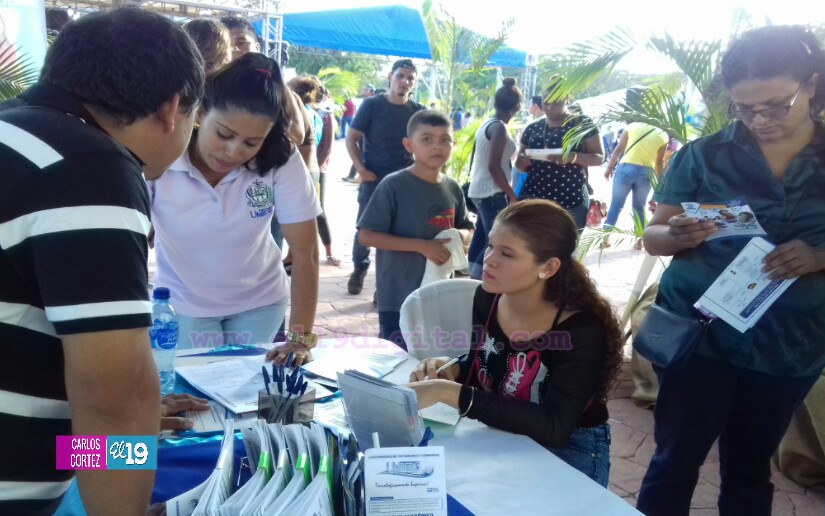 Estudiantes buscan cumplir sus metas en la Feria de Becas de la Plaza 22 de Agosto