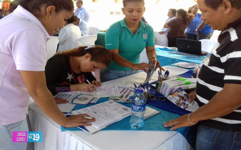 Estudiantes buscan cumplir sus metas en la Feria de Becas de la Plaza 22 de Agosto
