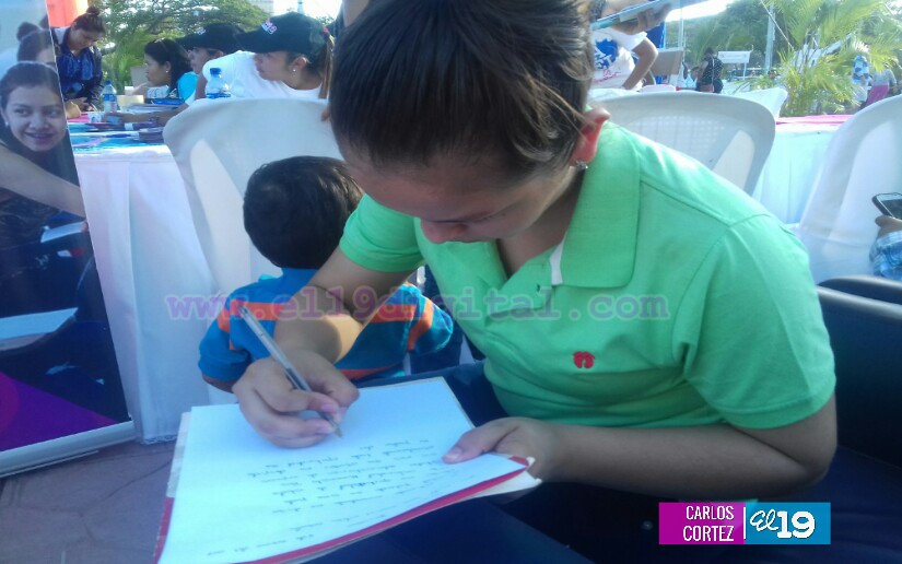 Estudiantes buscan cumplir sus metas en la Feria de Becas de la Plaza 22 de Agosto