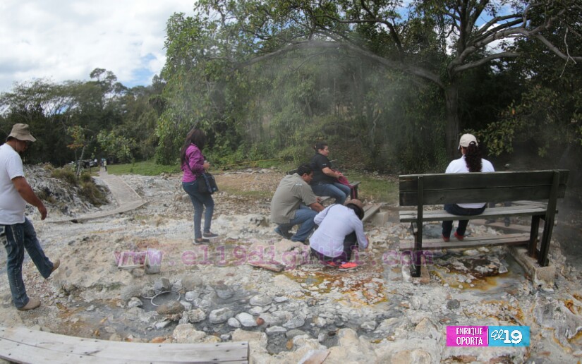 Brota agua caliente de la tierra y la aprovechan para crear un ‘sauna turístico al aire libre’