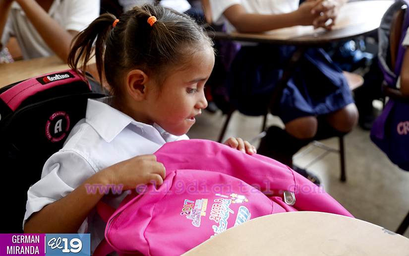 Niños de Villa Virgen de Guadalupe protagonizan entrega de paquetes escolares