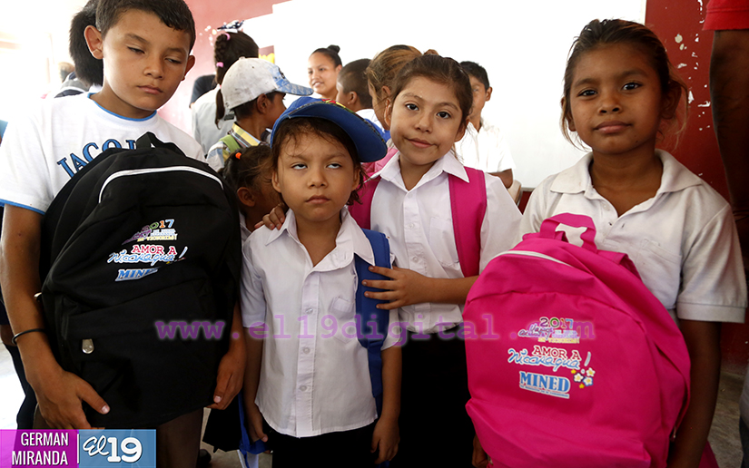 Niños de Villa Virgen de Guadalupe protagonizan entrega de paquetes escolares