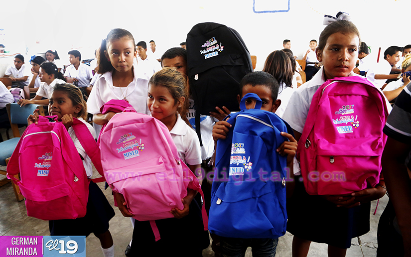 Niños de Villa Virgen de Guadalupe protagonizan entrega de paquetes escolares