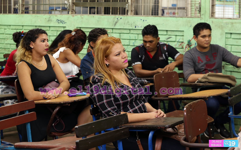 Jóvenes y adultos se enrumban a culminar sus estudios en la modalidad nocturna