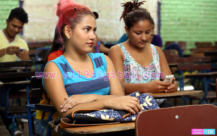 Jóvenes y adultos se enrumban a culminar sus estudios en la modalidad nocturna