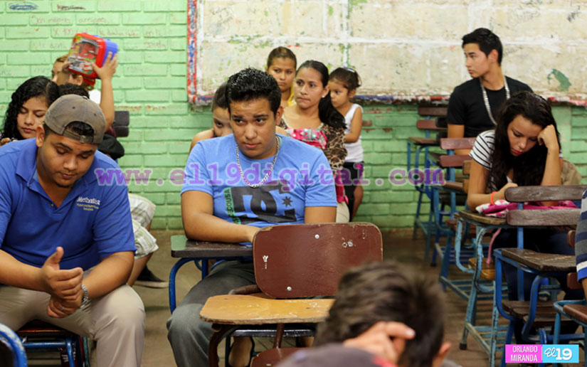 Jóvenes y adultos se enrumban a culminar sus estudios en la modalidad nocturna