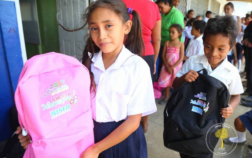 Paquetes escolares llegan a niños de las comunidades rurales
