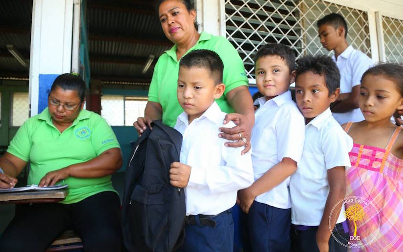 Paquetes escolares llegan a niños de las comunidades rurales