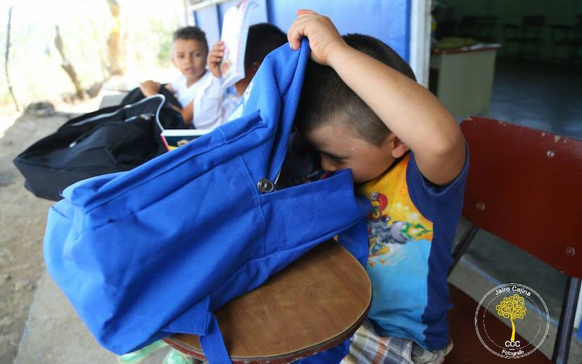 Paquetes escolares llegan a niños de las comunidades rurales