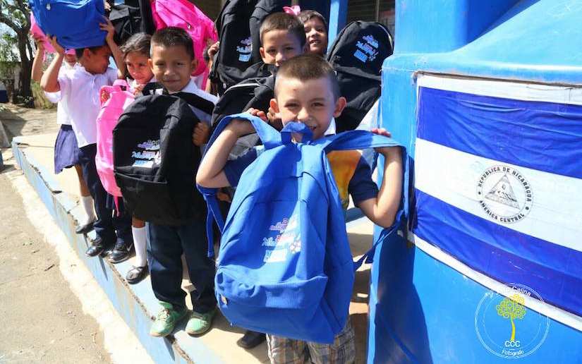 Paquetes escolares llegan a niños de las comunidades rurales