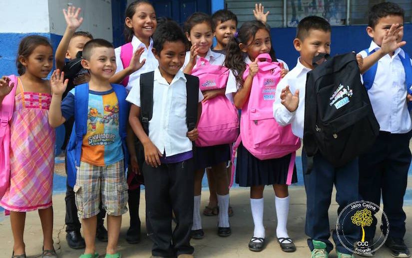 Paquetes escolares llegan a niños de las comunidades rurales