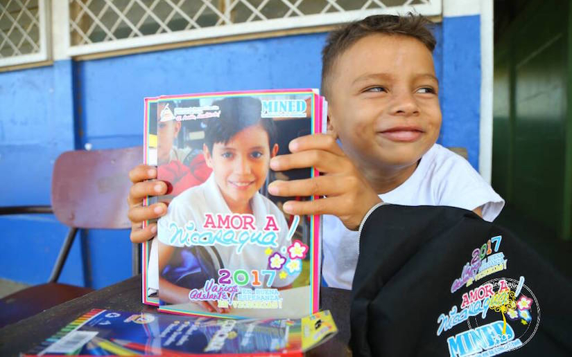 Paquetes escolares llegan a niños de las comunidades rurales