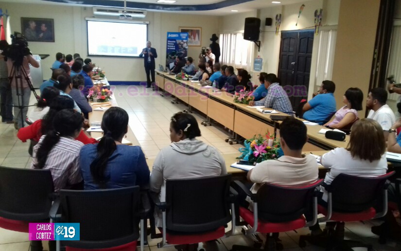 Tutores virtuales participan en el taller metodológico