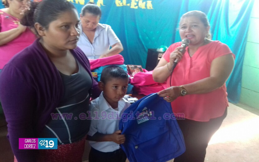 Entregan útiles escolares a niñ@s del colegio Santa Elena
