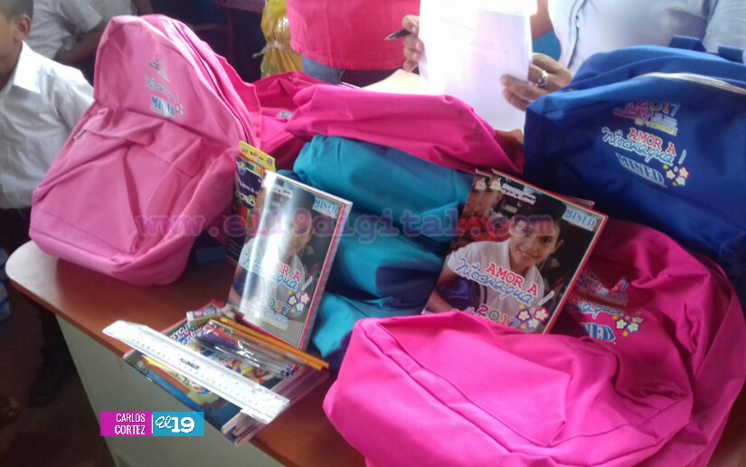 Entregan útiles escolares a niñ@s del colegio Santa Elena