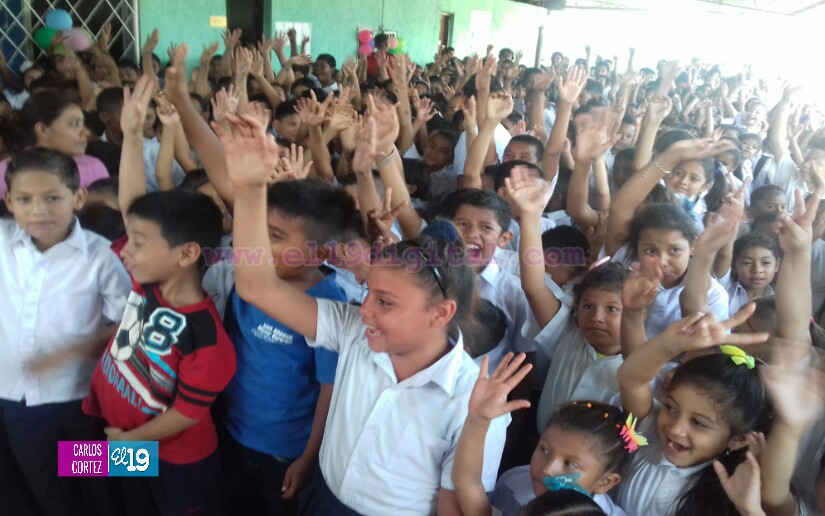 Entregan útiles escolares a niñ@s del colegio Santa Elena