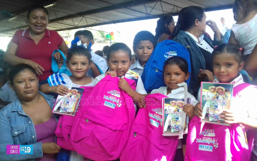 Entregan útiles escolares a niñ@s del colegio Santa Elena