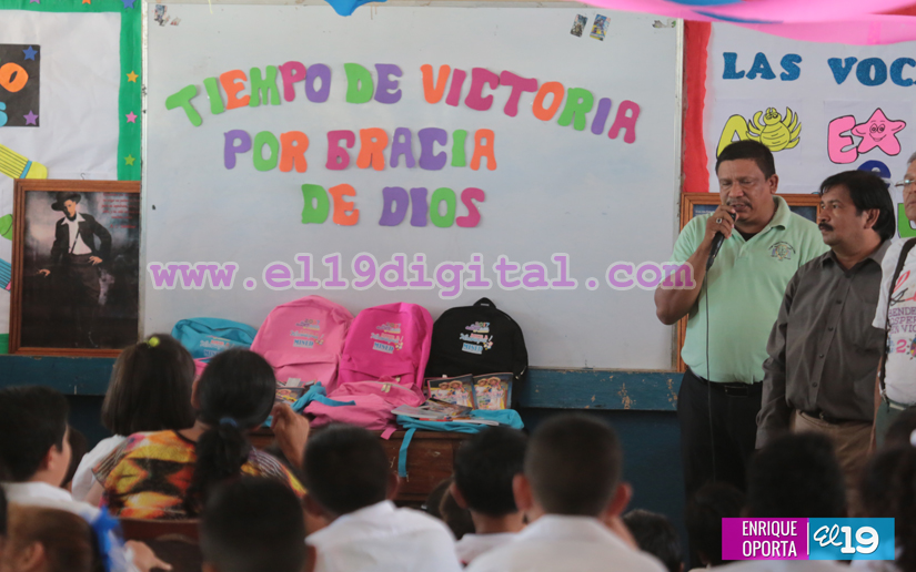 Niñ@s del distrito VII de Managua reciben paquetes escolares