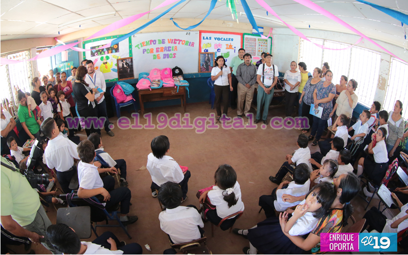 Niñ@s del distrito VII de Managua reciben paquetes escolares