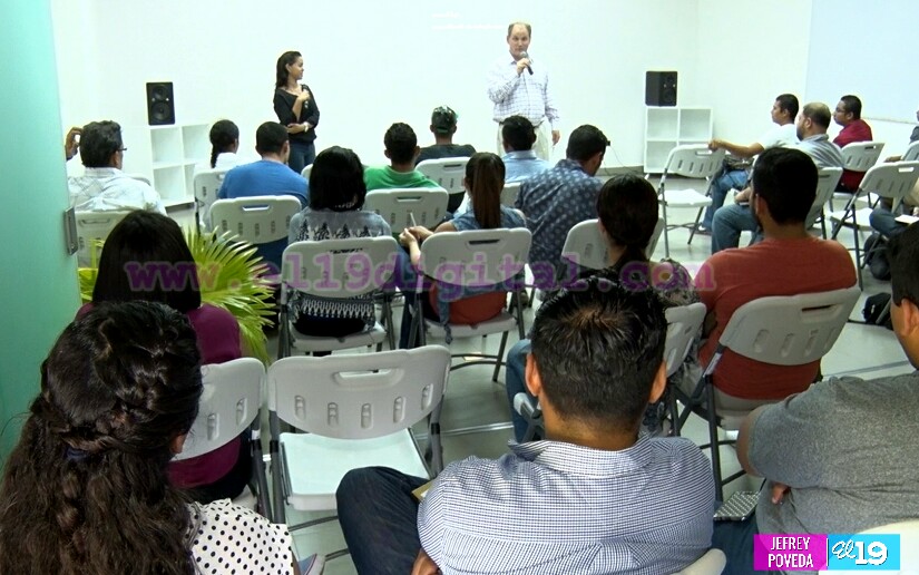 Jóvenes entusiastas del arte audiovisual aprenden sobre la importancia del sonido en la animación