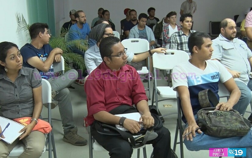 Jóvenes entusiastas del arte audiovisual aprenden sobre la importancia del sonido en la animación